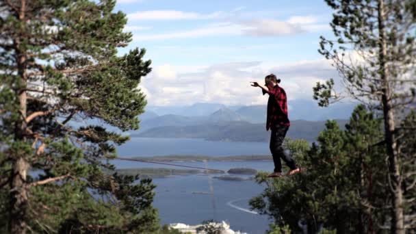 Langzame Opname Van Een Man Die Een Slackline Loopt Bergen — Stockvideo