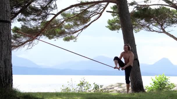 Man Balans Slackline Met Heldere Zee Berg Achtergrond — Stockvideo