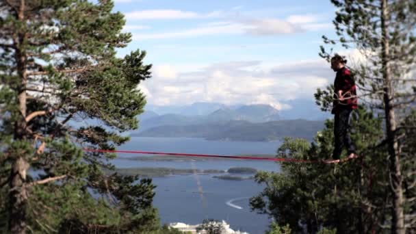 ノルウェー ヨーロッパの美しい自然の中でスラックラインを歩く男のスローショット 120Fps 4倍のスローモーション — ストック動画