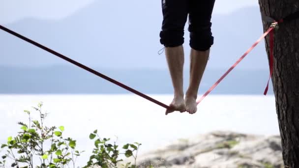 Pendekatan Manusia Berjalan Garis Miring Norwegia Eropa Dengan Latar Belakang — Stok Video