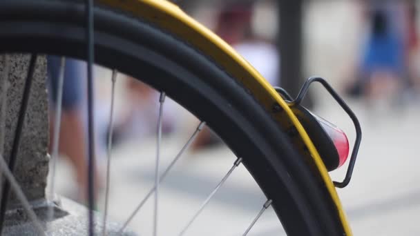 特拉法加广场一辆公共自行车的生活方式照片 人们走过的模糊背景 — 图库视频影像