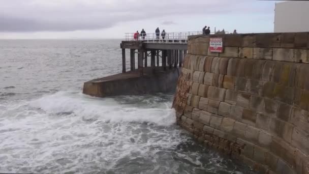 Ondas Pesadas Sobrevoar Defesas Marítimas Cais Whitby North Yorkshire — Vídeo de Stock