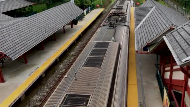 Septa Treni Bir Tren Istasyonundan Ayrılıyor Yukarıdan Arkadan Görünüyor Bir — Stok video