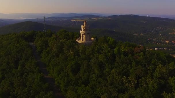 町や周囲の丘や城塔の空中風景 — ストック動画