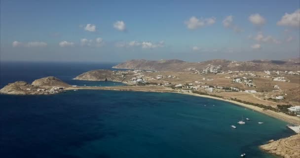 ギリシャのクリスタルブルーの水の海岸線とビーチの空中遅い明らかに — ストック動画