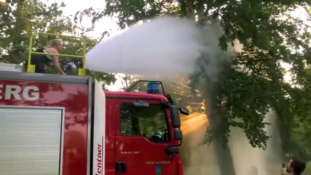 Niemiecki Firetruck Spryskiwanie Wody Dla Dzieci Drzew Upalny Letni Dzień — Wideo stockowe