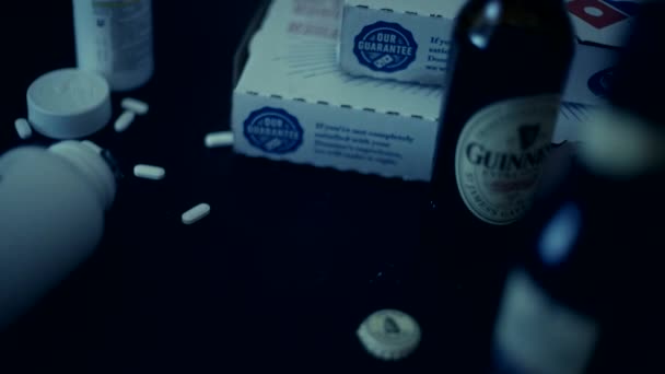 一个艰难夜晚的场景 啤酒和药丸明天有人不舒服 — 图库视频影像