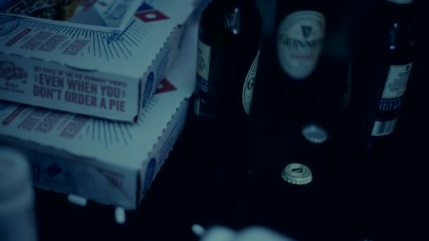 Сцена Грубої Ночі Піца Пиво Таблетки Завтра Хтось Погано Почувається — стокове відео