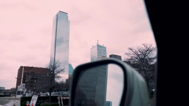Zpomalený Záběr Dallaského Mrakodrapu Oknem Jedoucího Auta — Stock video
