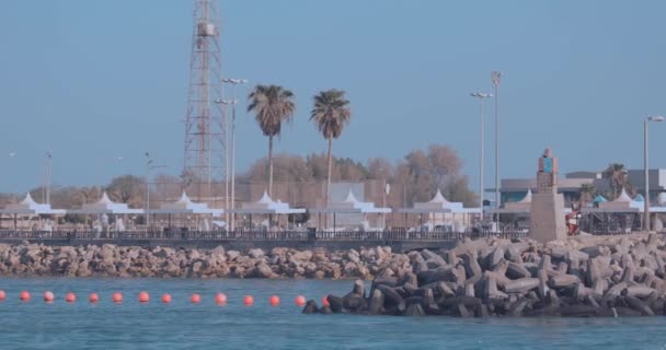Vplouvání Přístavu Perském Zálivu Výhledem Molo Pobřežní Čáru Proplouvající Loď — Stock video