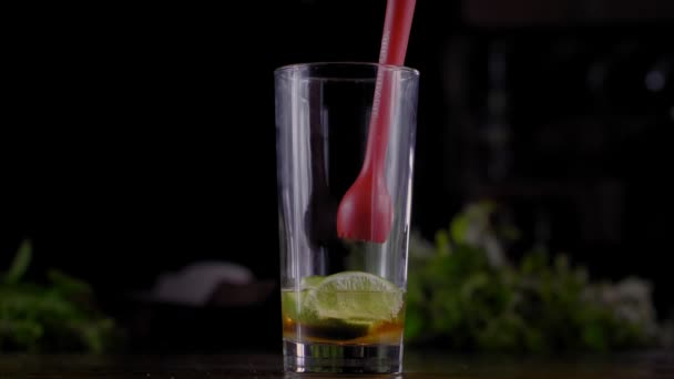 Fazendo Coquetel Mojito Medium Shot Female Bartender Squishing Limes Sugar — Vídeo de Stock