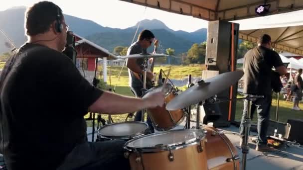 Egy Dobos Játszik Zöld Hátterű Bandájával Egy Gyönyörű Színes Naplementében — Stock videók
