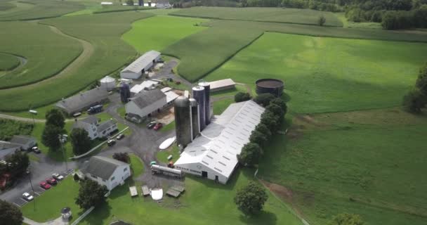 Siloları Pennsylvania Ahırı Olan Bir Çiftliğin Yörüngesinde Dönen Bir Dron — Stok video