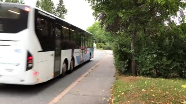 公共交通機関のバスが通り過ぎる ヘルシンキ2018年8月23日 編集部 — ストック動画