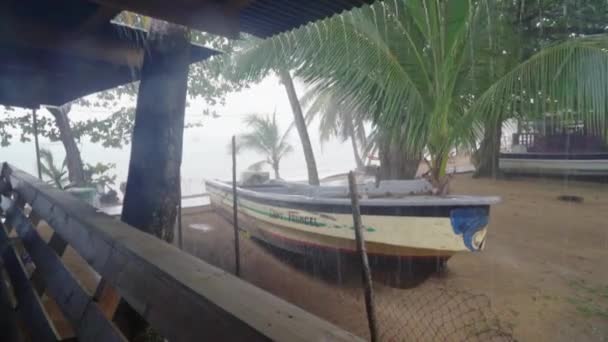 Een Oude Vissersboot Krijgt Regen Tijdens Een Storm — Stockvideo