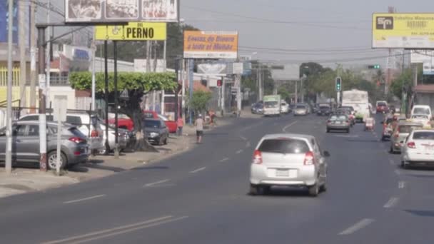 Uma Típica Rua Movimentada Cidade Manágua Com Carros Motocicletas Passando — Vídeo de Stock