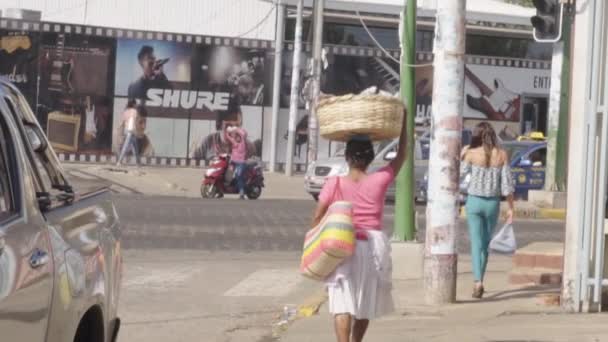 Local Woman Carrying Large Basket Her Head Busy Managua City — Stock Video