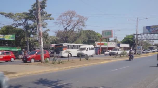 Zajęty Managua Ulicy Miasta Samochodów Motocykli Jazdy Obok — Wideo stockowe