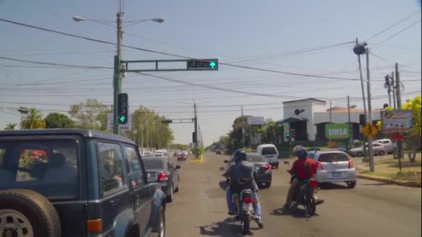 Mirando Por Medio Una Calle Concurrida Con Tráfico Pasando — Vídeos de Stock