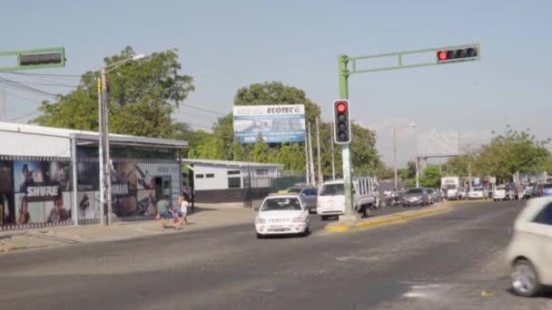 Viendo Tráfico Ocupado Una Calle Ciudad Girando Izquierda Managua Nicaragua — Vídeo de stock