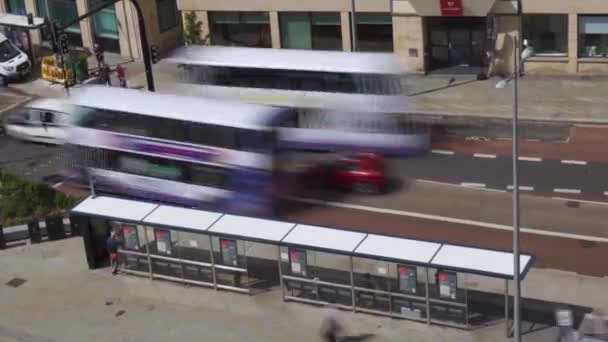 Χρόνος Λήξης Μιας Στάσης Λεωφορείου Και Κυκλοφορίας Στο Κέντρο Του — Αρχείο Βίντεο