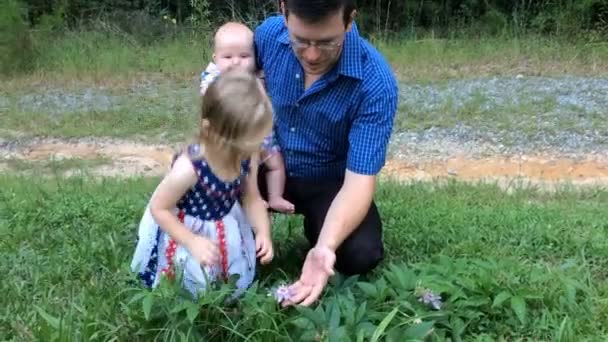 Papa Brengt Tijd Door Met Kleine Kinderen Tuin — Stockvideo