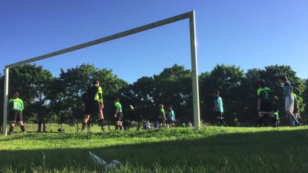 Weitwinkelschuss Aus Dem Hinteren Torwinkel Der Beim Gemeinschaftsfußballspiel Ein Enges — Stockvideo