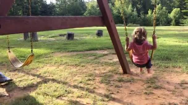 Petite Fille Avec Mère Balançant Dans Cour — Video