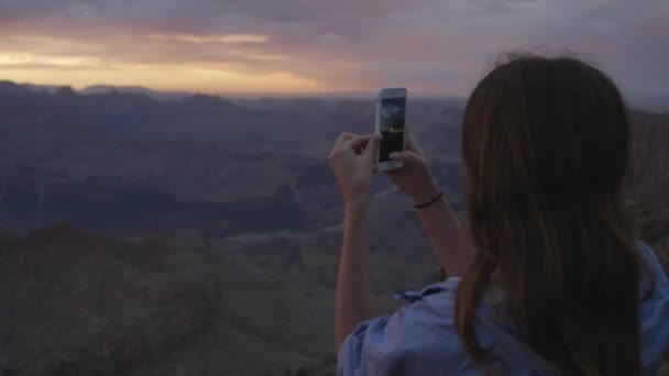 Fiatal Gyönyörű Élvezi Turisztikai Helyszínek Grand Canyon — Stock videók