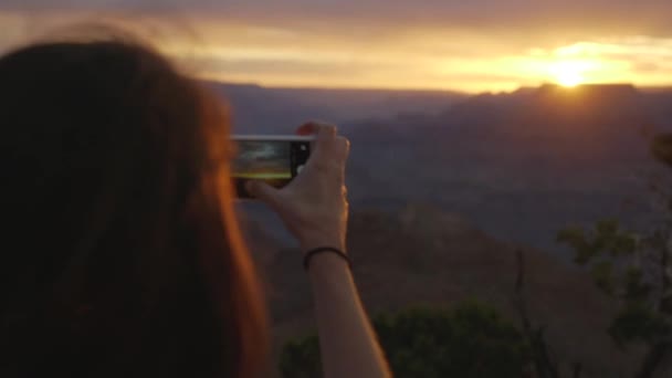 Kobieta Robiąca Zdjęcia Parku Narodowym Grand Canyon — Wideo stockowe