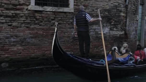 ゴンドラ ゴンドラの船頭とヴェネツィア イタリアの観光客 — ストック動画