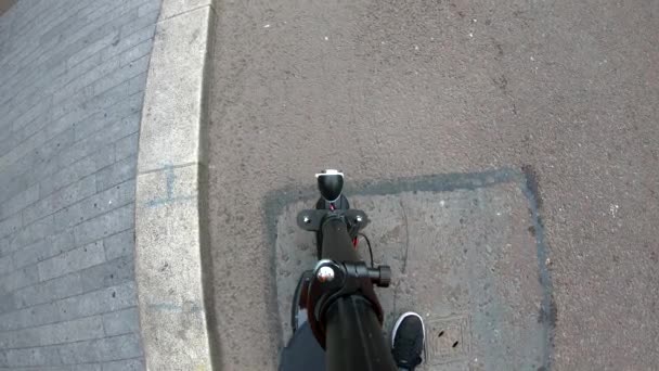 Jízda Elektrickém Skútru Cyklistickém Pruhu Městě — Stock video