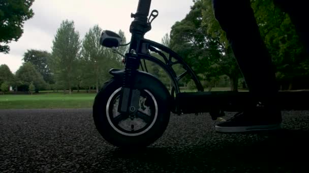 男子停车的电子摩托车 并把脚倒立下来 — 图库视频影像