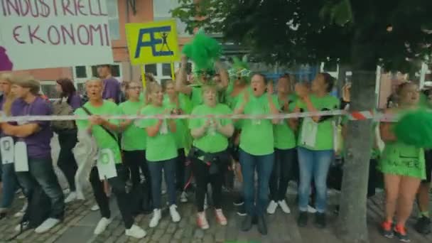 Los Equipos Camisetas Color Verde Brillante Púrpura Animan Aplauden Sus — Vídeos de Stock