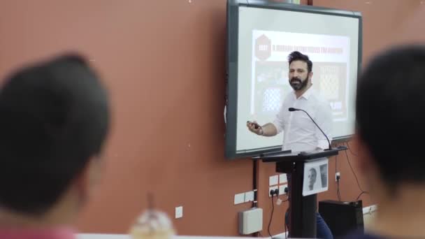 一个男教授在课堂上发表演讲的全景 — 图库视频影像