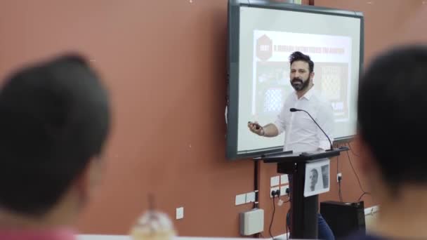 Amplio Plano Profesor Dando Una Conferencia Una Clase — Vídeo de stock