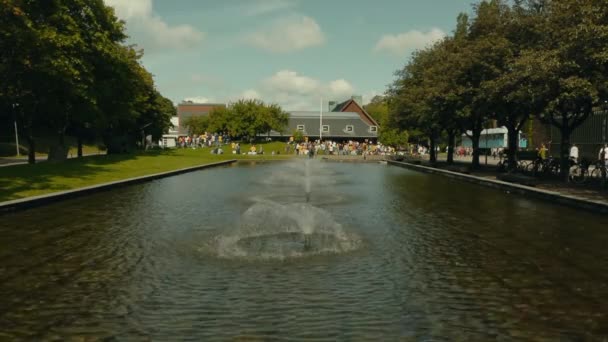校园内户外公共区域中央有喷泉的反光池的广角镜 学生们聚集在这个地区散步 停在附近的自行车 — 图库视频影像