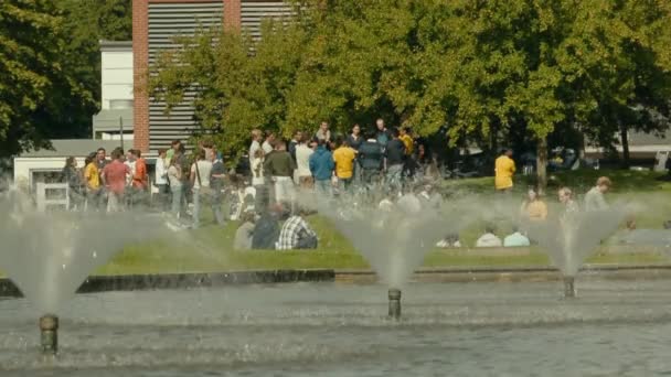 Los Estudiantes Disfrutan Pasar Rato Hablar Reunirse Aire Libre Campus — Vídeo de stock