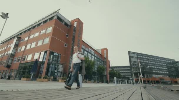 Sırt Çantası Taşıyan Bir Adam Chalmers Üniversitesi Kampüsünde Sırtında Ceketiyle — Stok video