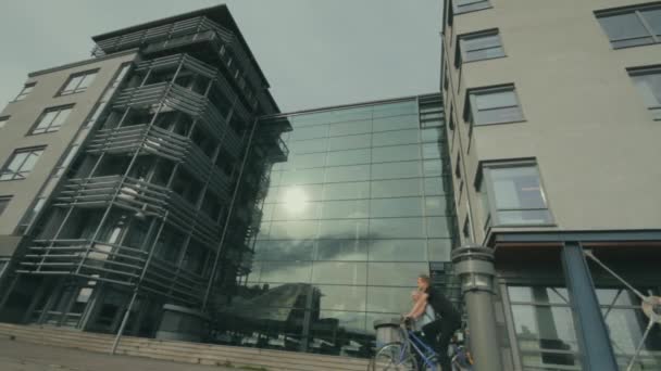 Close Zicht Gebouwen Van Chalmers University Glazen Wand Reflecteert Felle — Stockvideo