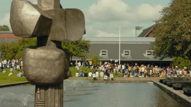 Escultura Decora Una Fuente Campus Universidad Chalmers Los Estudiantes Reúnen — Vídeos de Stock