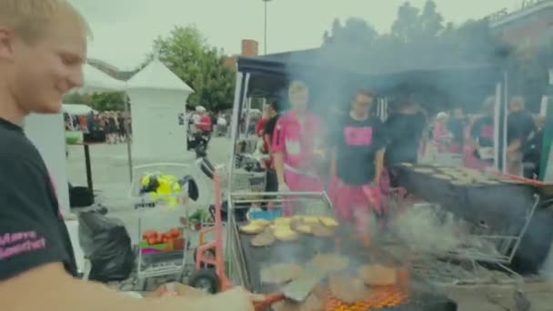 Los Estudiantes Cocinan Hamburguesas Parrillas Carbón Evento Divertido Aire Libre — Vídeo de stock