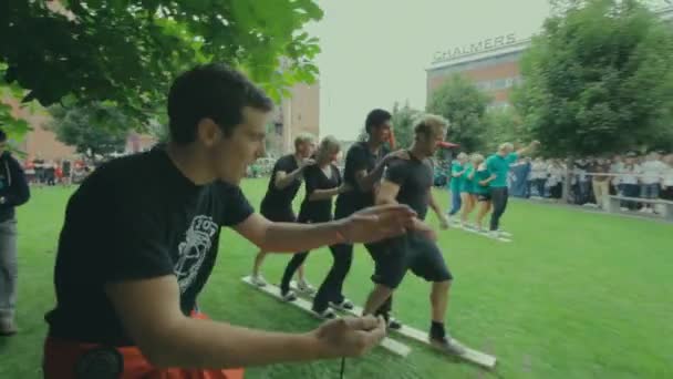 Studenter Deltar Fåniga Utomhusteamevenemang Chalmers College Livet Kul Ger Avkoppling — Stockvideo