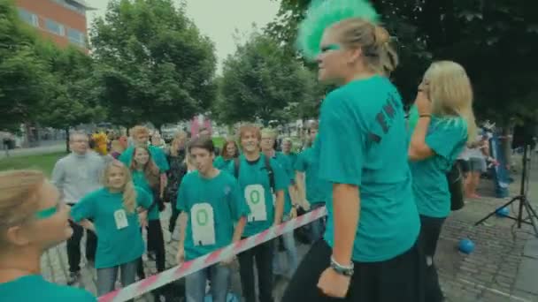 Junge Frauen Blauen Shirts Führen Ihre Kommilitonen Jubelnd Ihre Freunde — Stockvideo