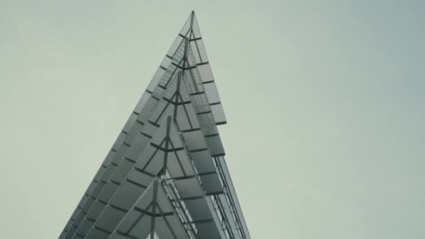 查默斯大学校园里一座大楼的尖峰映衬着灰蒙蒙的天空 这所学院以其建筑物的现代建筑而闻名 — 图库视频影像