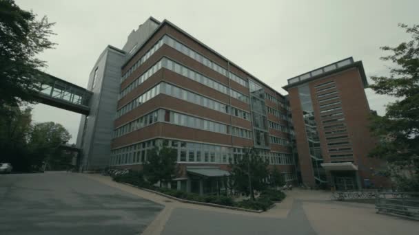 Fietsen Zijn Veel Voorkomende Bezienswaardigheden Geparkeerd Buiten Meeste Gebouwen Een — Stockvideo