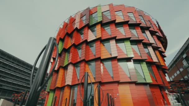Zamknij Widok Pomarańczowy Okrągły Budynek Kampusie Uniwersytetu Chalmers Göteborgu Dramatyczne — Wideo stockowe