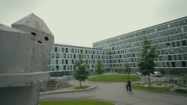 Student Jeździ Rowerze Przed Budynkami Kampusie Chalmers Unikalna Architektura Budynków — Wideo stockowe