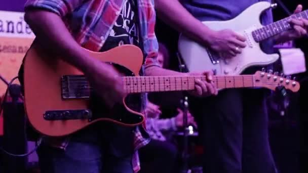 Primer Plano Guitarrista Tocando Durante Noche Festival Música Con Mucha — Vídeos de Stock