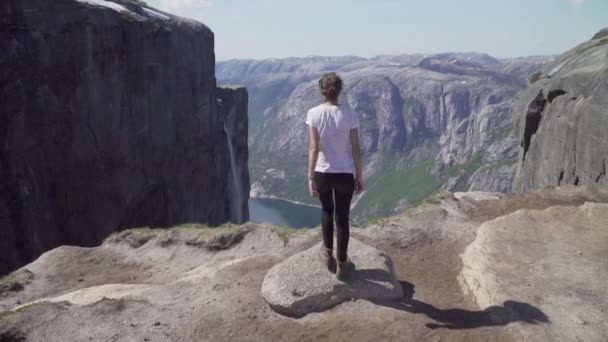 Žena Šplhá Skálu Kjeragbolten Aby Podívala Fjord — Stock video